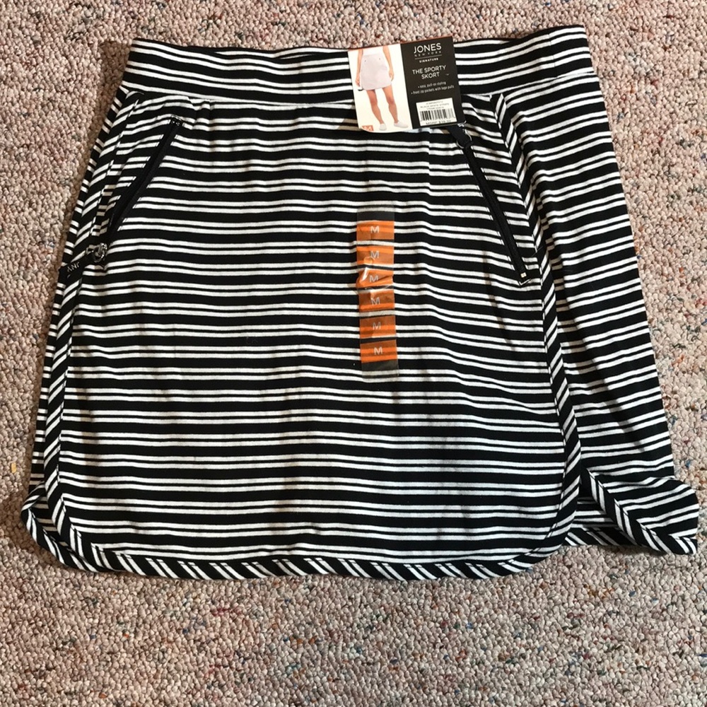 NWT Jones New York sporty skort. Black & white
